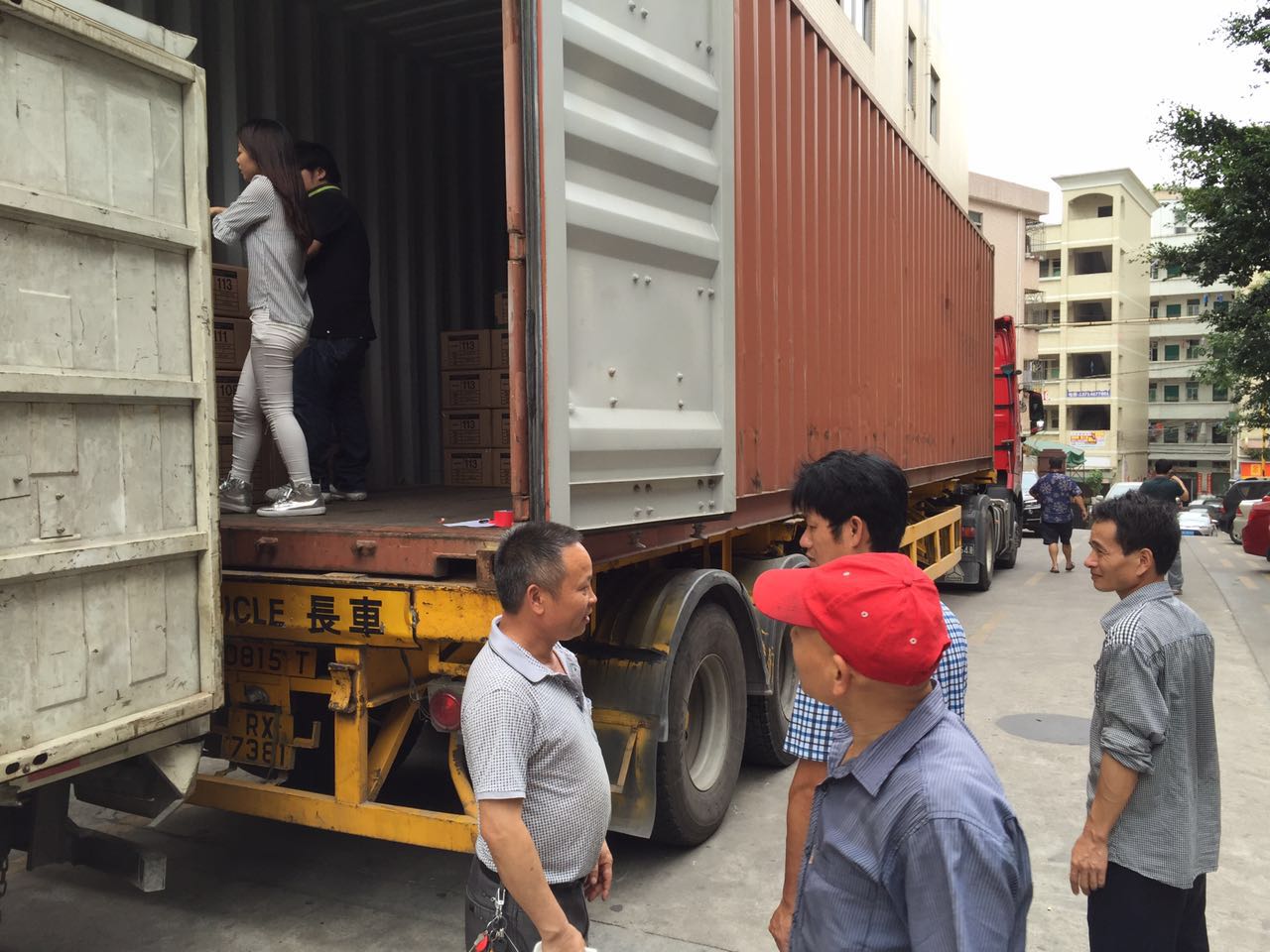 發(fā)往日本的自拍桿硅膠套裝車現場圖