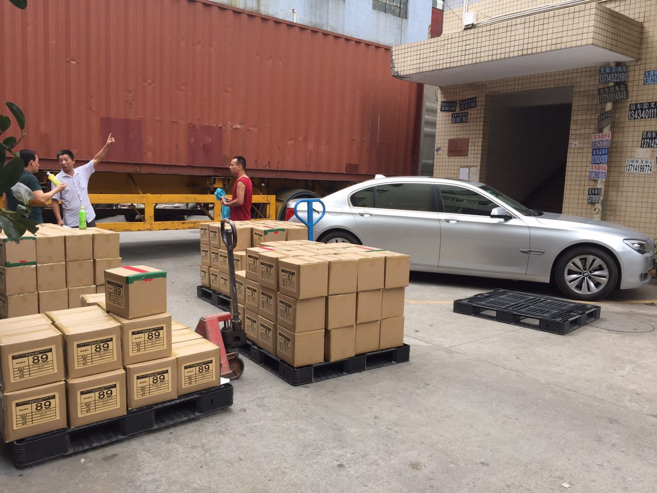 發(fā)往日本的自拍桿硅膠套裝貨柜車現場圖